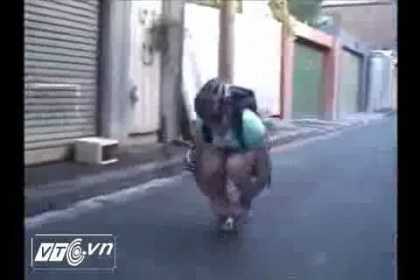 Há hốc mồm xem chàng trai đi xe đạp... nhỏ bằng bàn tay