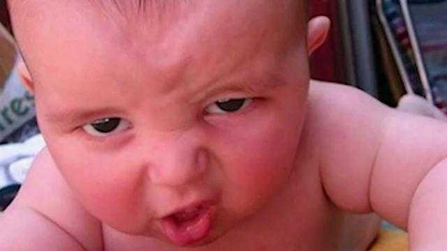 Khi trẻ em làm mặt giận dữ