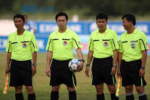 Chuyện lạ V-League: Trọng tài thì phải biết... nịnh