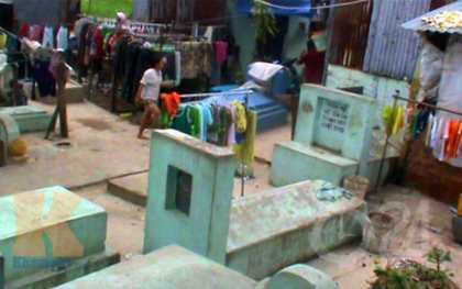 Xóm nghĩa địa giữa lòng thành phố