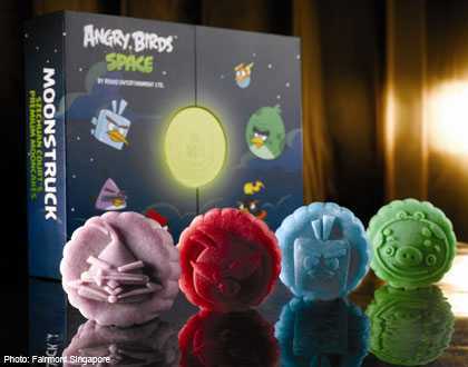 Chơi sang, chính quyền tặng vàng khối cho dân