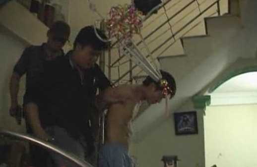 Ngông cuồng tàng trữ vũ khí nóng, nhốt người hành hung