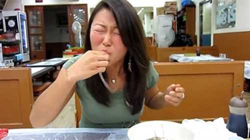 Mỹ nhân Hàn Quốc ăn bạch tuộc sống