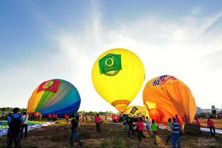Ảnh: Biểu diễn khinh khí cầu ở Mũi Né