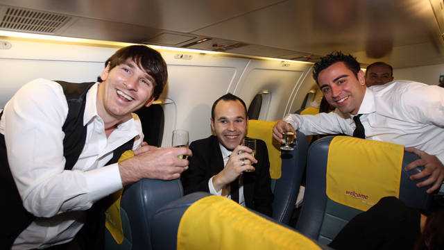 Kí ức nghẹt thở ngày Messi vượt mặt Xavi, Iniesta