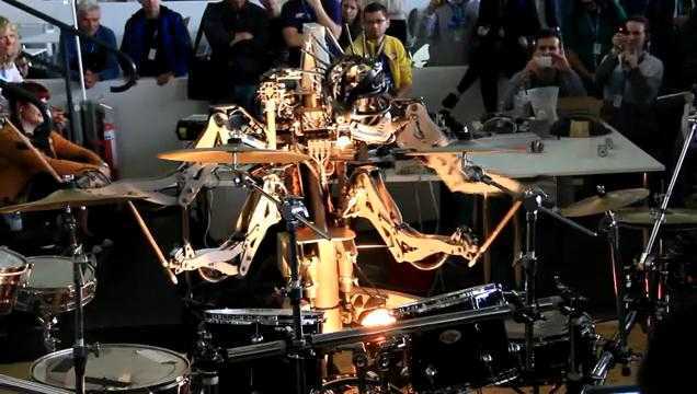 Robot 4 tay trình diễn khả năng chơi trống rock