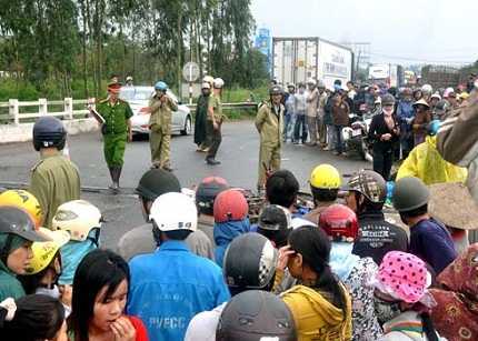 Đi chơi lễ, 2 người tử vong dưới gầm xe tải