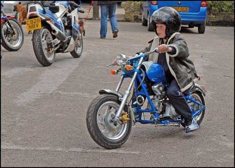 Bốc đầu môtô mini, cậu bé đại náo đường phố