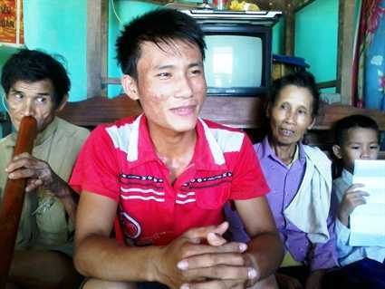 Chàng trai đạp 300 km đi thi nhận học bổng 5 triệu đồng