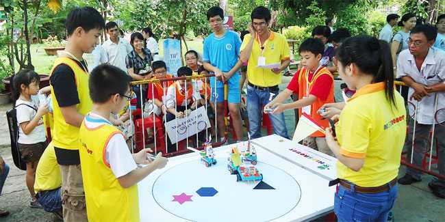 'Kĩ sư nhí' Việt Nam lắp ráp robot