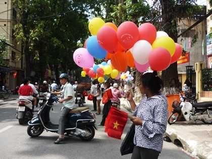 Bán cờ, bóng bay... kiếm tiền triệu ngày khai giảng