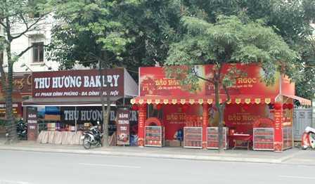 Tiết lộ giá thuê vỉa hè của đại gia bánh Trung thu