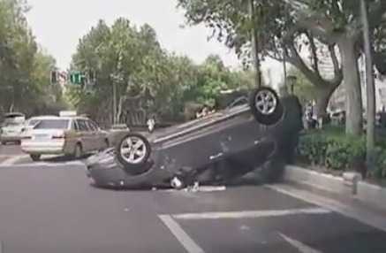 Va chạm nhẹ, Honda Civic lật ngửa giữa phố