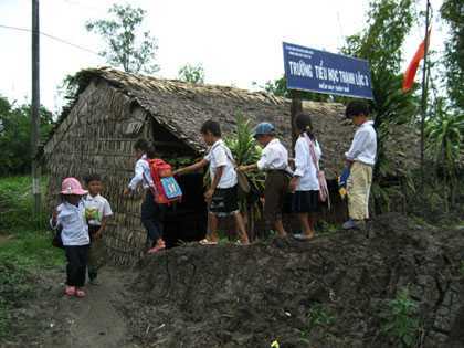 Xắn quần, đi chân đất dạy và học