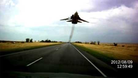 Thế giới 24h: Sukhoi Su-24 'giỡn mặt' ô tô