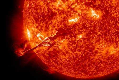 Cận cảnh vụ nổ 900.000 km trên bề mặt Mặt trời