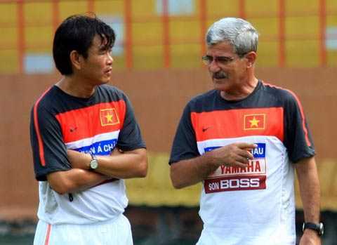 Nhìn ông thầy Việt tài cao ngẫm chiếc Cup cho ĐTVN