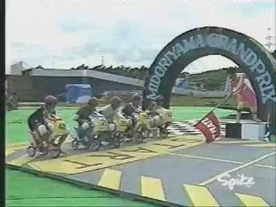 Cười vỡ bụng với cuộc thi đua xe đạp bé xíu