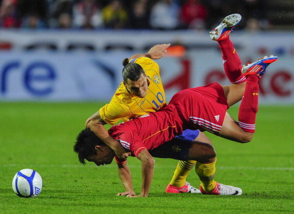 Ibrahimovic 'lấy thịt đè bẹp' cầu thủ Trung Quốc