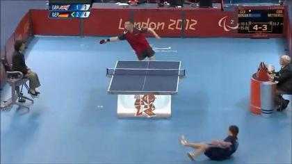 Tay vợt, tay nạng hạ gục đối thủ bằng cú đánh thần sầu