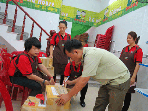 Chen chúc đi mua hàng khuyến mại lạ