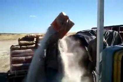 Bị chơi khăm, xi măng đổ đầy người