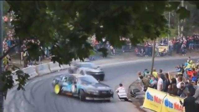 Tác nghiệp liều lĩnh trước mũi xe đua