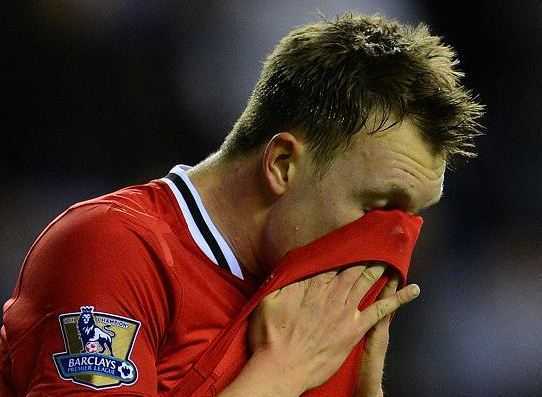 MU lại gặp họa: Phil Jones nghỉ thi đấu 2 tháng