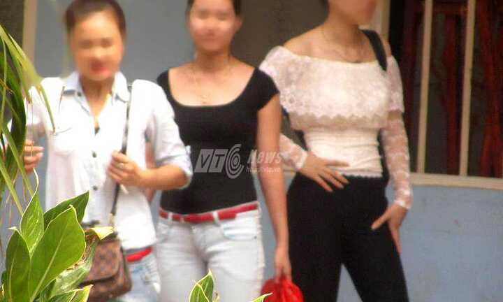 Nữ sinh biến giảng đường thành sàn diễn thời trang