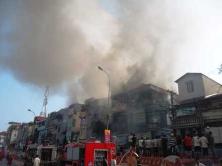 Hà Nội: Giải cứu hơn 500 người mắc kẹt trong đám cháy