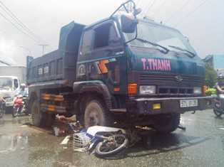 Xe tải mất lái, đôi nam nữ nguy kịch