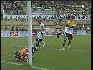 Sai lầm ngớ ngẩn chưa từng thấy của thủ môn