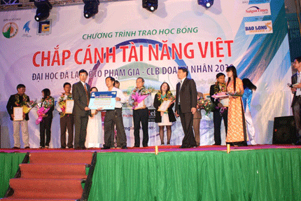 Trao học bổng cho 165 sinh viên Đại học Đà Lạt