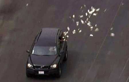 Thế giới 24h: Cướp nhà băng, rải tiền chặn cảnh sát