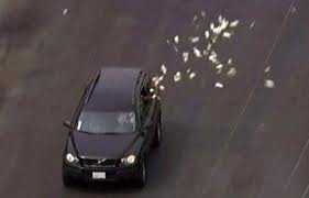 Kẻ cướp ngân hàng ném tiền qua cửa sổ xe chặn cảnh sát