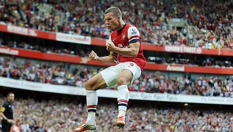 Podolski tạo siêu phẩm, Arsenal đánh tennis với 