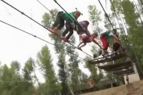 Kinh hoàng clip trẻ em bò trên dây qua sông mùa lũ
