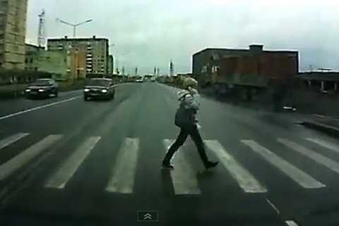 Tai nạn thảm khốc vì vừa qua đường vừa nghe điện thoại