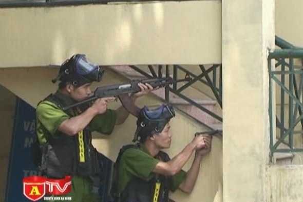 Cảnh sát diễn tập chống khủng bố, giải cứu con tin