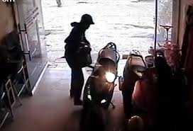 Sớm mùng 1, trộm mò vào giữa nhà, bẻ khóa xe SH