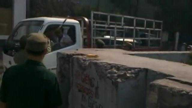 Dân phòng 'đấu gậy' với tài xế xe tải