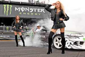 Dàn 'chân dài' cá tính bên quái xế