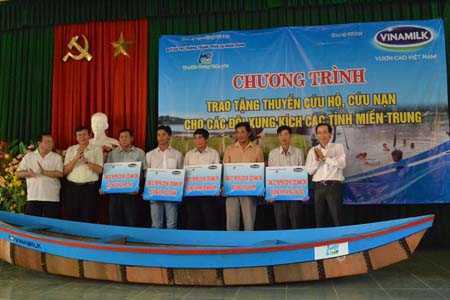 Tặng thuyền cứu hộ cho người dân Miền Trung