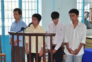 Dùng xe của bố vợ cướp tiệm vàng trả nợ