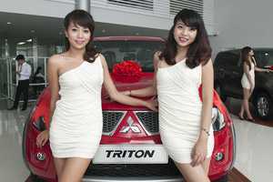 Chân dài Việt trẻ trung bên xế Mitsubishi