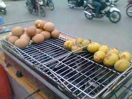 Màu 'kỳ lạ' của trứng gà nướng vỉa hè