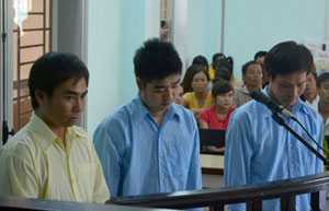Bị kiểm tra, hai anh em ruột tấn công cảnh sát