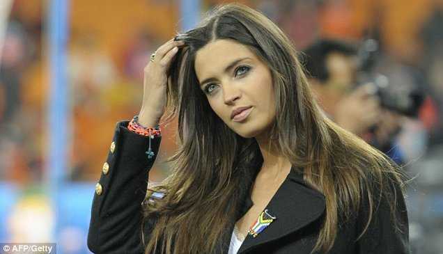 Ronaldo cáu Casillas vì nữ kí giả xinh nhất hành tinh