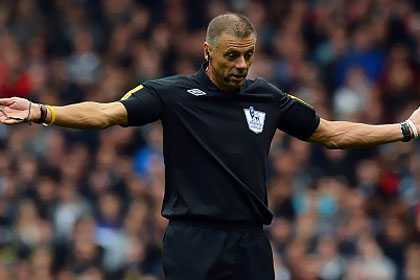 Trọng tài trận Liverpool-MU khẩn cấp cầu viện cảnh sát