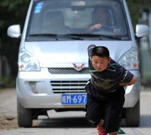 Kinh ngạc: Bé 7 tuổi tay không kéo xe tải gần 2 tấn